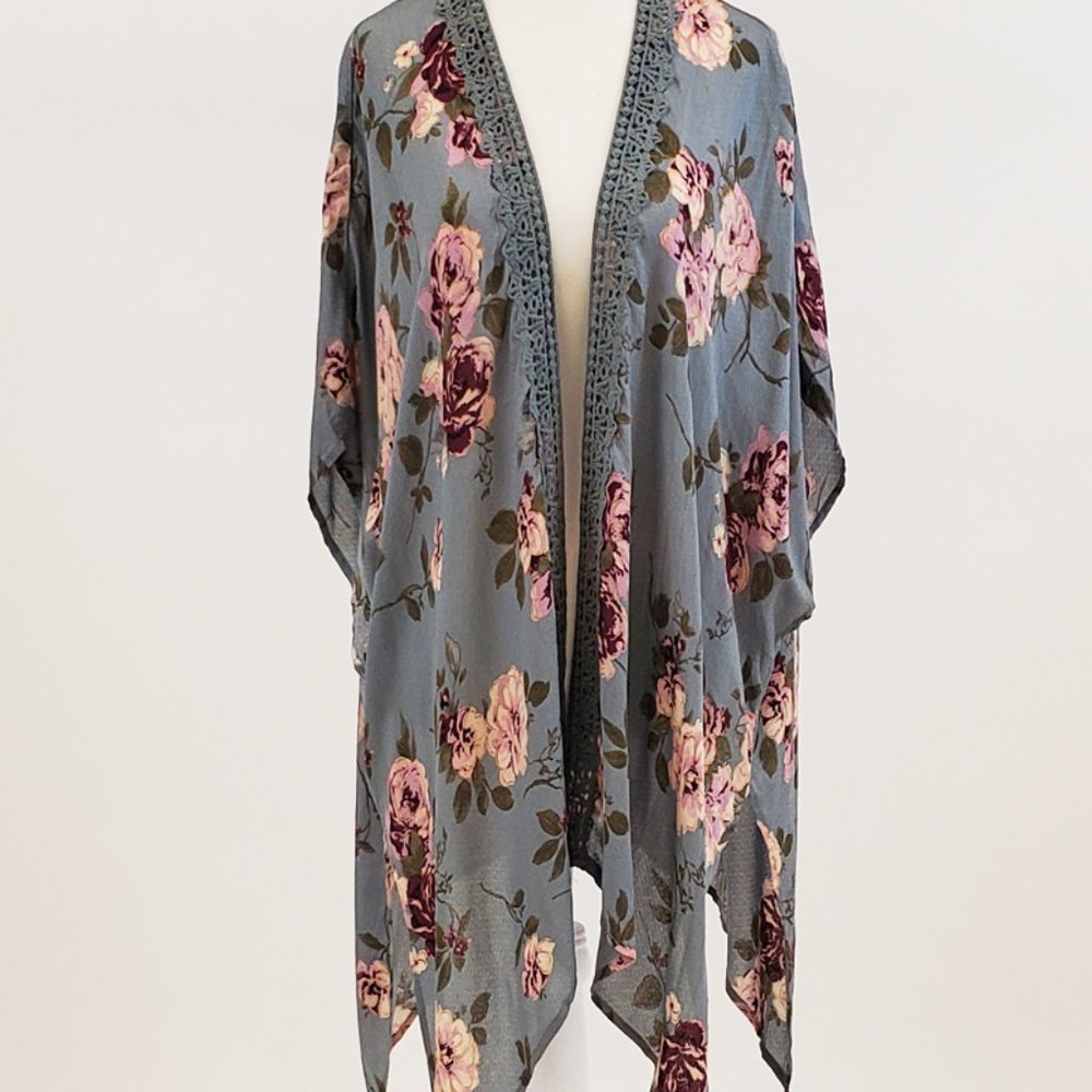 - NWT floral Kimono